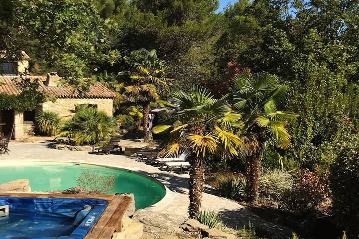 Location de vacances pour 10 personnes, avec jacuzzi et terrasse à Puyméras