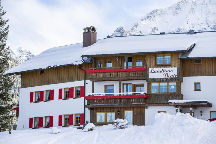Ferienwohnung für 4 Personen, mit Garten und Balkon, kinderfreundlich im Kleinwalsertal