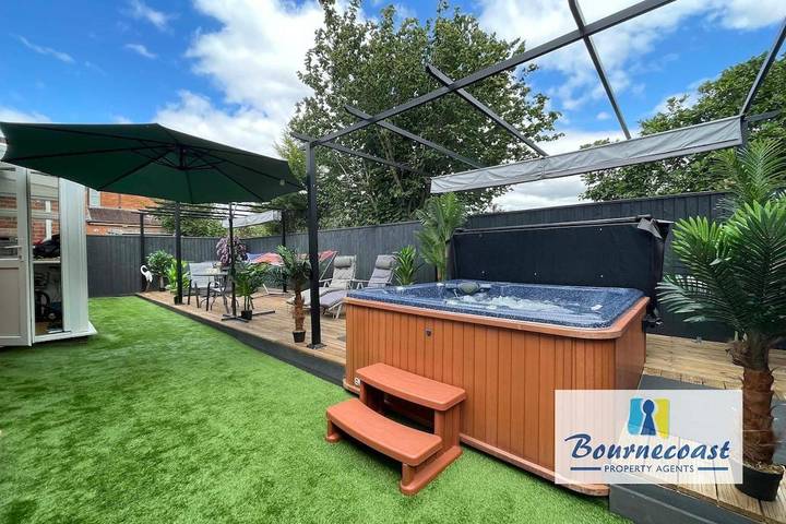 Bungalow for 5 people, with Hot tub and Terrace as well as Garden in Bournemouth