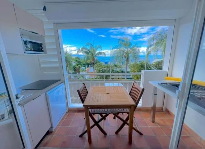 Appartement de vacances pour 2 personnes, avec piscine ainsi que vue et balcon