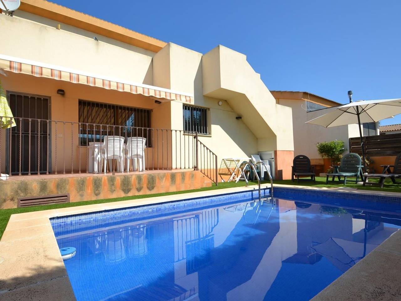Casa Valencia avec la piscine privée por 6 personnes ( sans appartement) in Riumar, Delta de l'Ebre