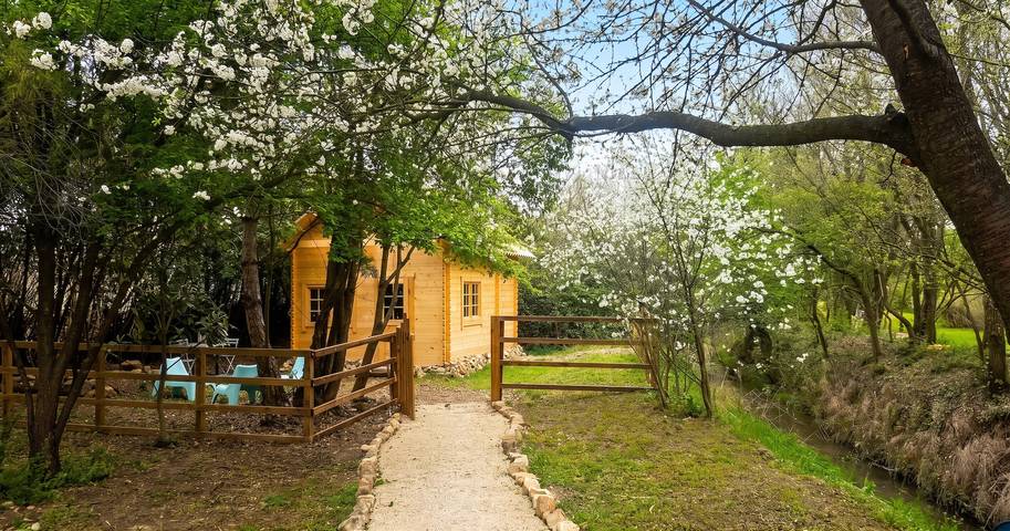 Chalet pour 4 personnes, avec Terrasse ainsi que Piscine et Vue sur le lac dans le Vaucluse