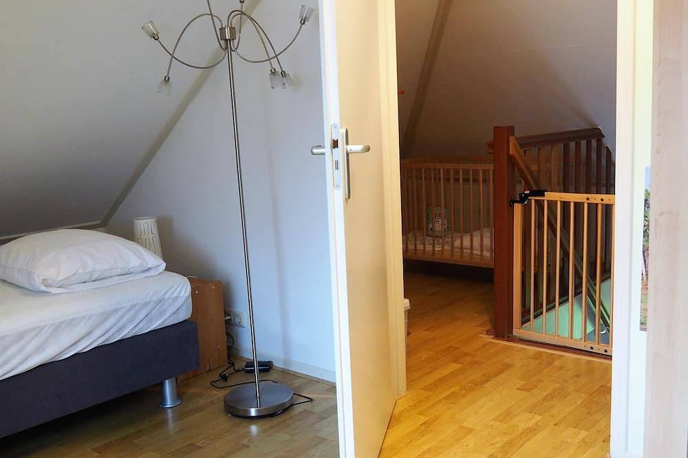 Familienhaus - Garten eingezäunt mit Nadelbäumen- in der Nähe des Wattenmeeres in Franekeradeel, Niederländische Nordsee