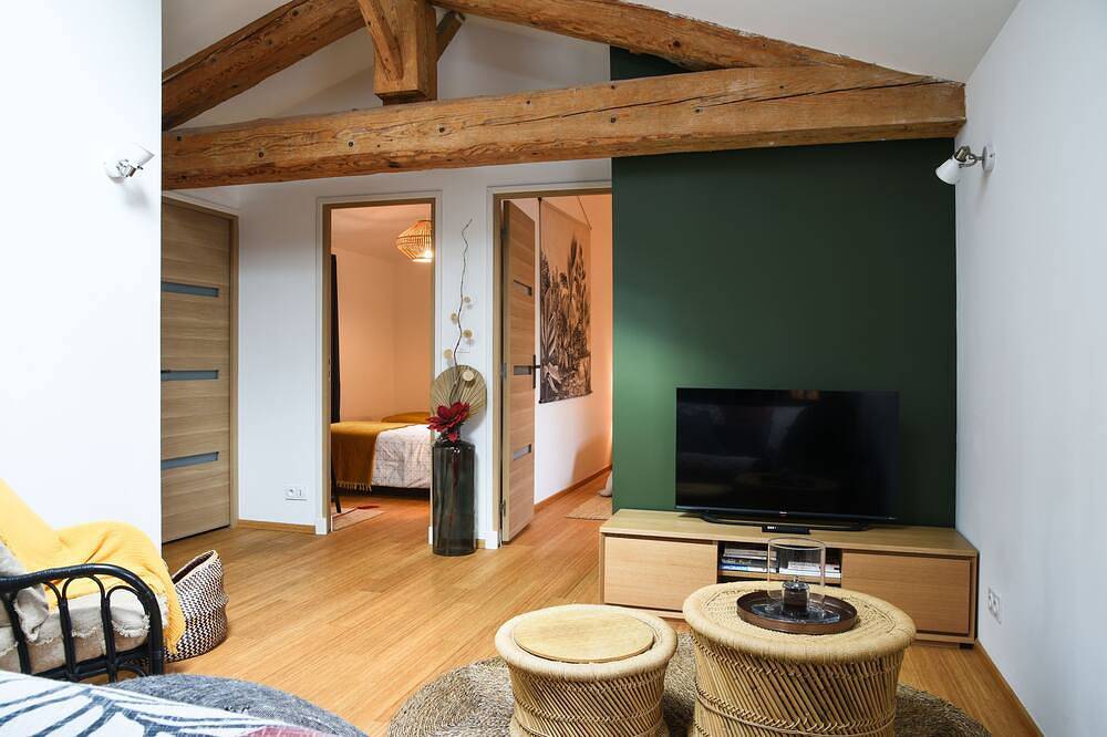 Appartement entier, Gite de l Autre jardin, au cœur de Mirepoix, calme, terrasse, piscine. in Mirepoix, Ariège