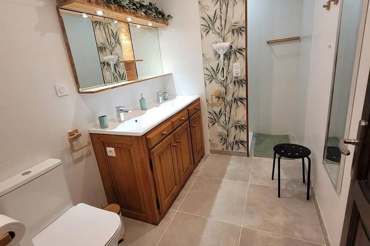 House with a yard in a quiet neighborhood in Entraigues-sur-la-Sorgue, Vaucluse