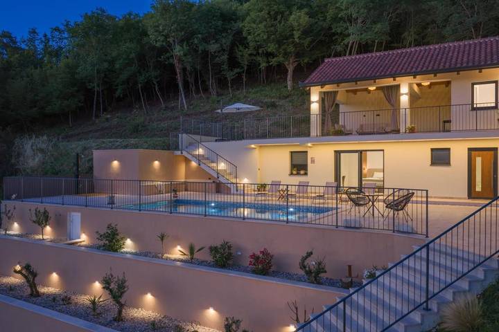 Villa pour 8 personnes, avec Balcon et Terrasse ainsi que Jardin et Piscine à Sinj