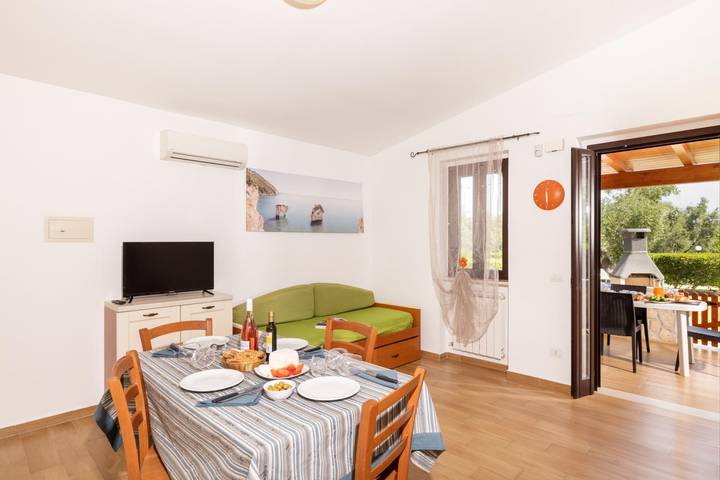 Location de vacances pour 6 personnes, avec jardin ainsi que terrasse et piscine, animaux acceptés à Vieste - 3