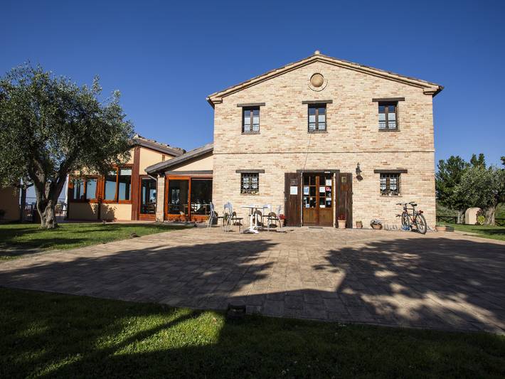 Appartamento intero, Casale nelle Marche con piscina e vini Verdicchio in Montecarotto, Provincia di Ancona