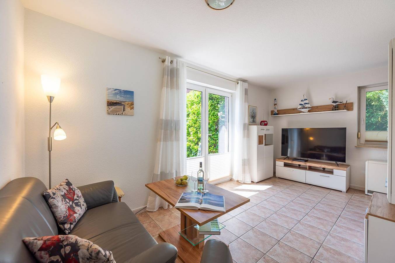 Ganze Wohnung, Charmante Ferienwohnung mit Terrasse, strandnah in Dranske, Rügen
