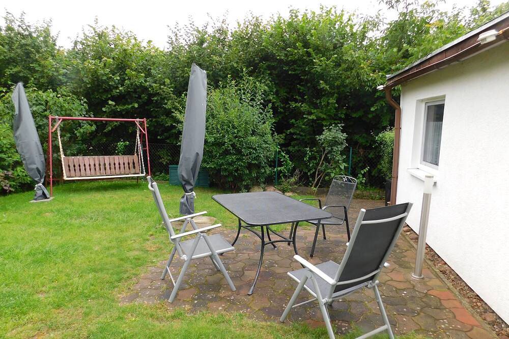 Bungalow mit Terrasse im Garten in Mahlzow, Wolgast