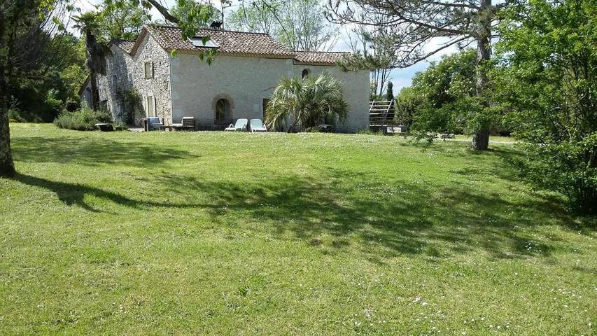Location de vacances pour 6 personnes, avec vue sur le lac ainsi que jardin et vue à Singleyrac