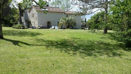 Gîte pour 6 personnes, avec vue sur le lac ainsi que jardin et vue à Singleyrac
