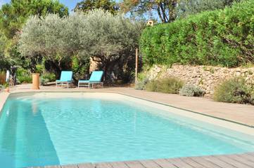 Gîte pour 6 personnes, avec piscine ainsi que terrasse et jardin à Cotignac