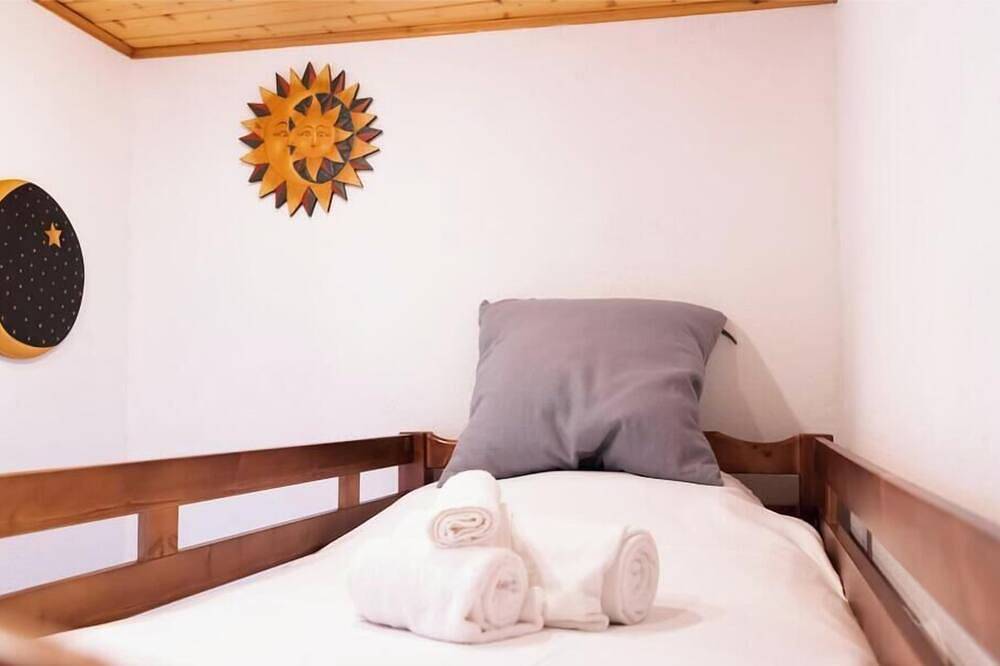 Ganze Wohnung, [Apartment in the Charming Courtyard] Lake Lugano in Brusimpiano, Brusimpiano Gemeinde