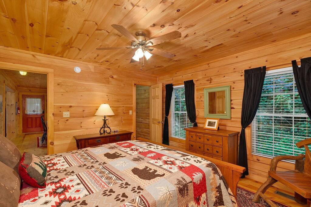 Long Mtn. Views - Covered Porch - Rockers - Fire Pit - Gated - Clean - 5 Stars! in Cataloochee Valley