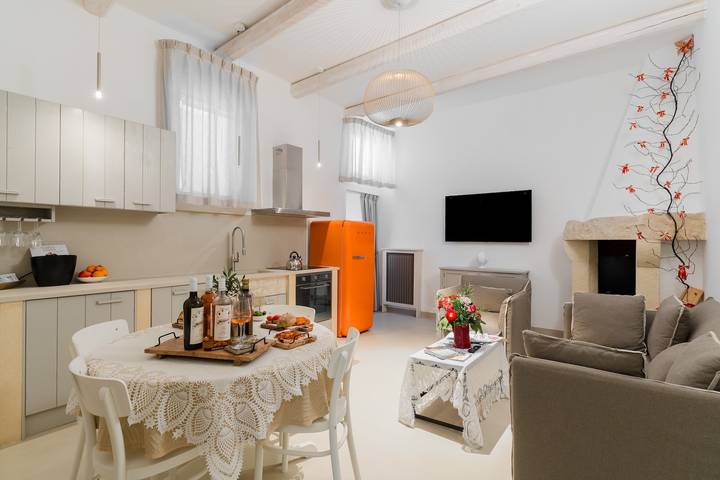 Bacchus Luxury Home Ancient Suite in Otranto: Spa Tub, Fireplace, Parking, Wi-Fi, AC in Otranto, Otranto region