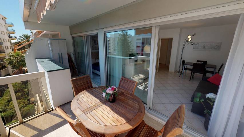 Gîte pour 4 personnes, avec balcon ainsi que balcon/terrasse et piscine dans Plage des Sablettes Est - 2
