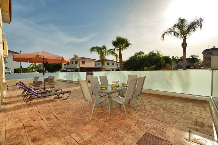 Apartamento para 6 personas, con vistas además de jardín y piscina, Se admiten mascotas en Ayia Napa
