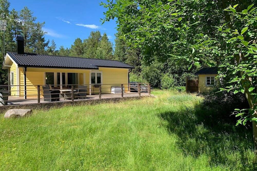 Gemütliches Ferienhaus mit großer Terasse, 8 min vom Meer entfernt in Havsskogen, Väddö