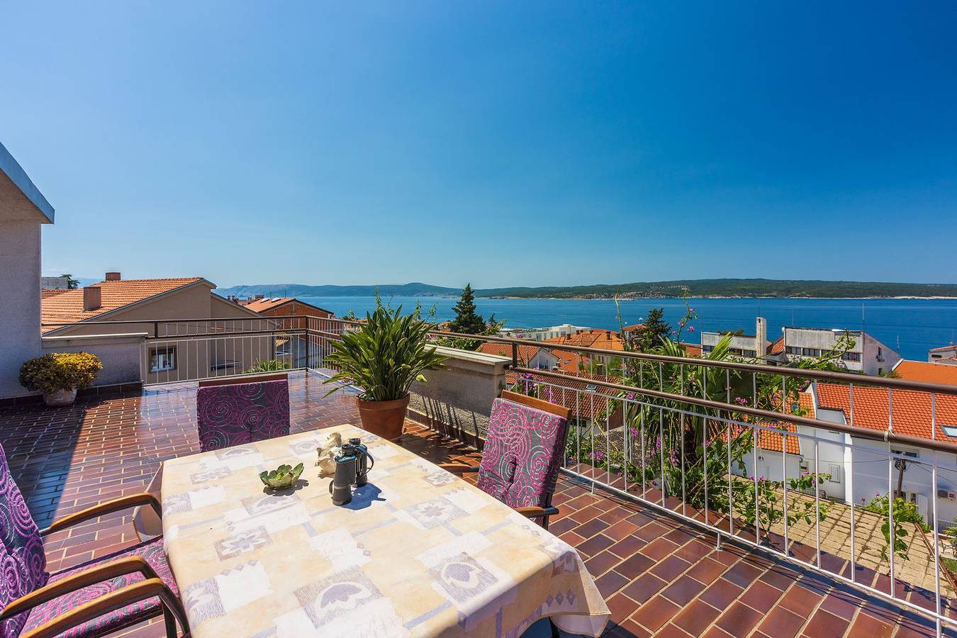 Ganze Wohnung, Komfortables Apartment nur 250 Meter zum Sandstrand mit privater Dachterrasse und Meerblick in Crikvenica, Primorje-Gorski Kotar