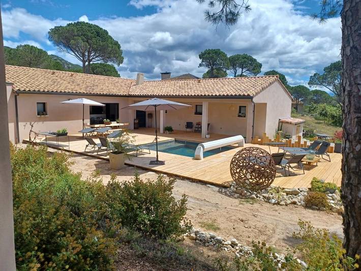 Location de vacances pour 8 personnes, avec piscine ainsi que vue et jardin à Mourèze - 4
