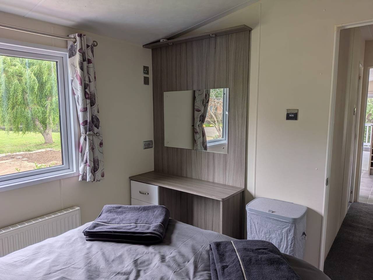 Static Caravan 2 Bed Sleeps 6 Overlooking Water in Northampton, Northamptonshire