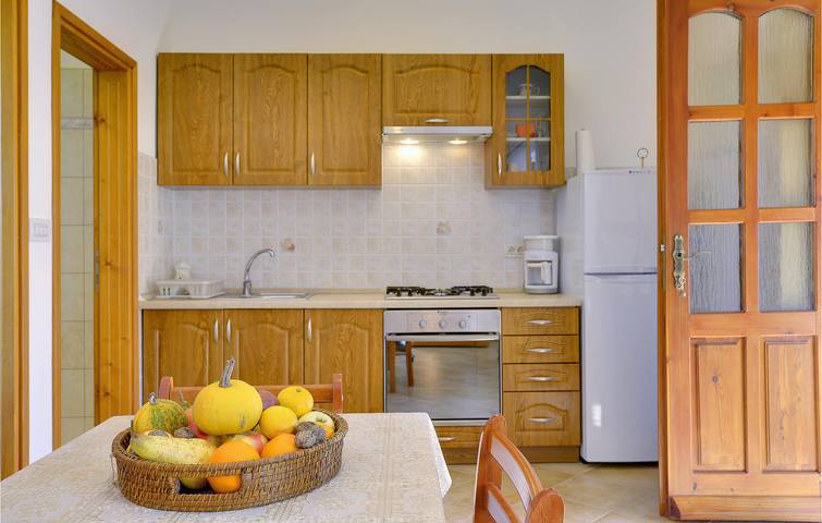 Ganze Ferienwohnung, Gemütliche Ferienwohnung mit Terrasse, WLAN und 1,5 km zum Strand in Marčana, Südküste Istrien