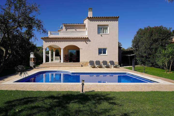 Vakantiehuis voor 8 personen, met tuin en balkon, kindvriendelijk in Sant Pere Pescador
