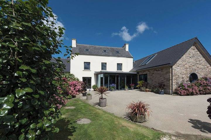 Gîte pour 12 personnes, avec jardin ainsi que terrasse et jacuzzi à Plouzévédé