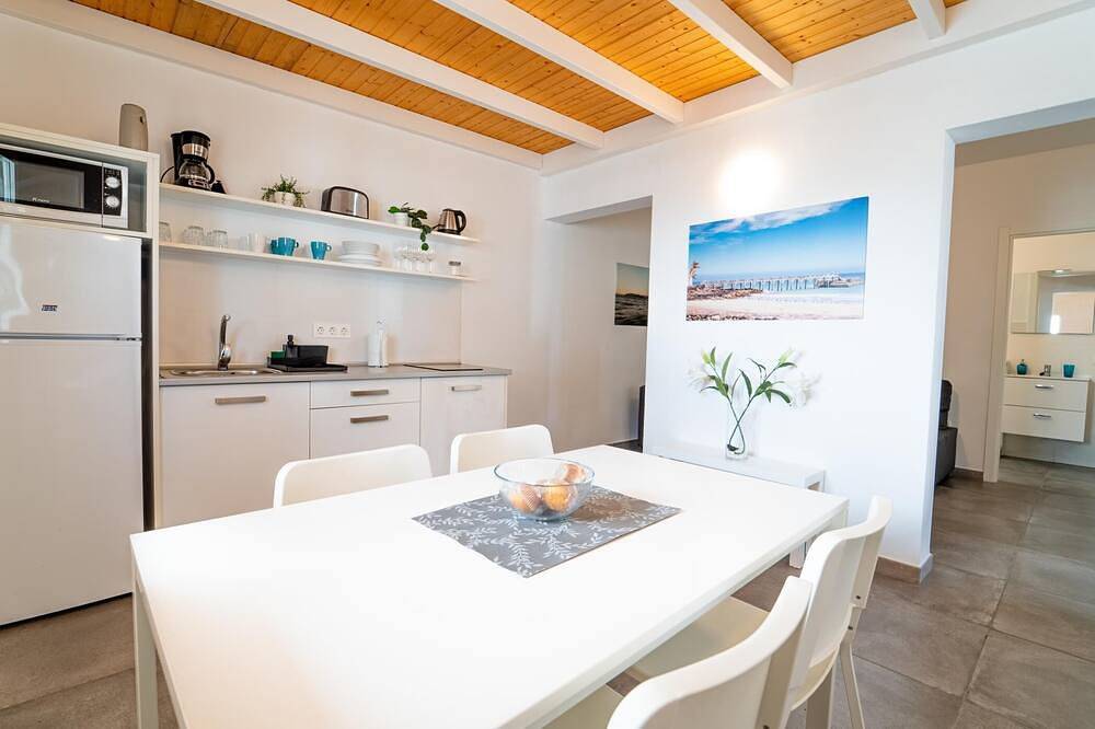 Apartamento entero, Apartamento luminoso con balcón en segunda planta, wifi y parking gratis. in Tahiche, Teguise
