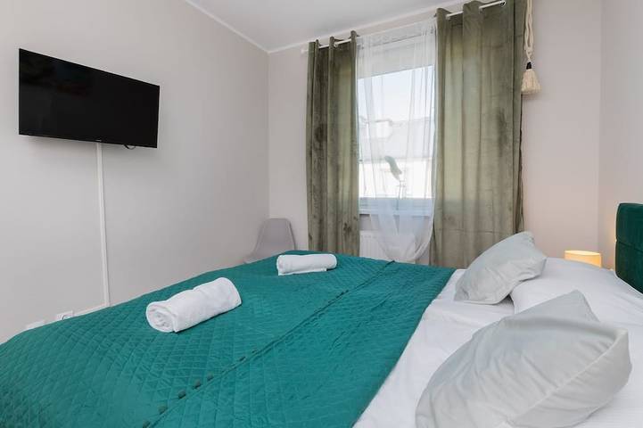 House 5 miles to an Old Town with double walk-in shower and Victorian tub in Tricity