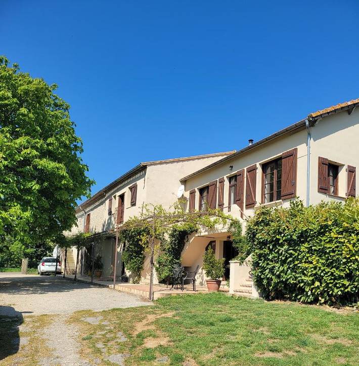 Location de vacances pour 6 personnes, avec piscine ainsi que vue et jardin à La Courtète - 2