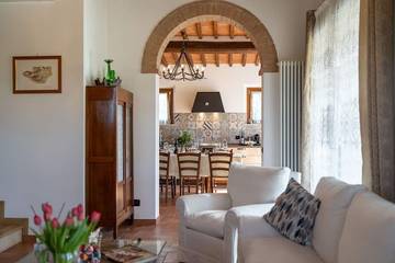 Villa for 8 Guests in Siena, Siena Province, Picture 2