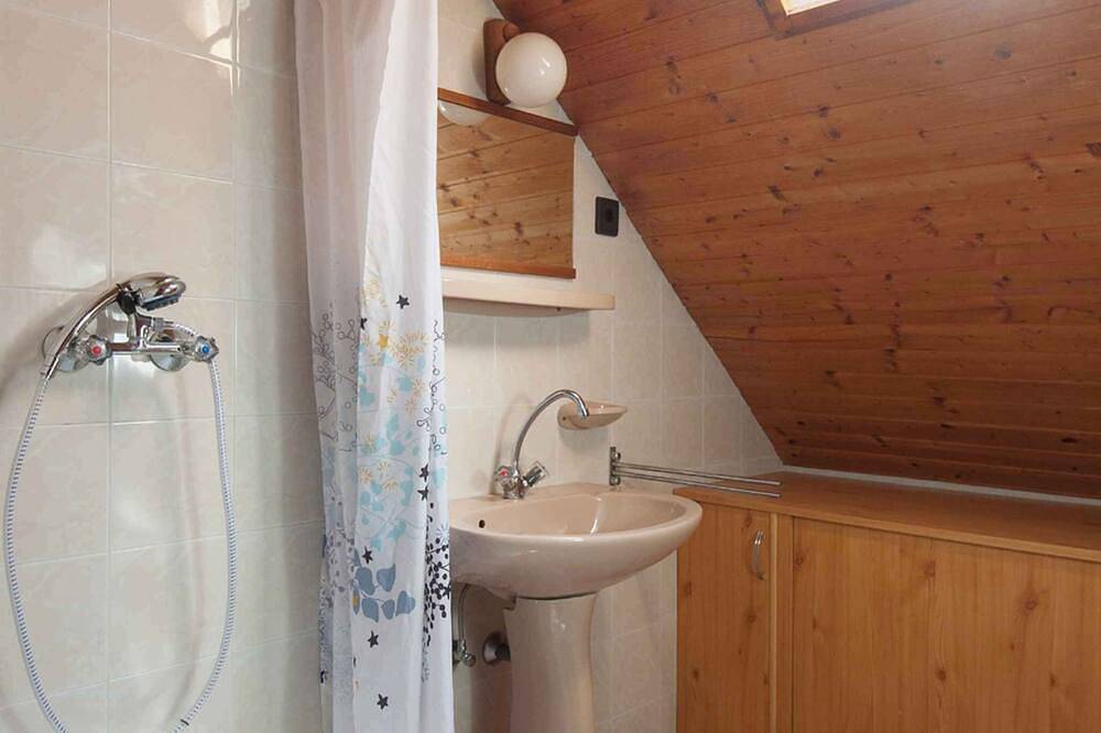 Appartamento intero, Appartamento con piscina e aria condizionata in Balatonkeresztur, Riva Meridionale del Lago Balaton