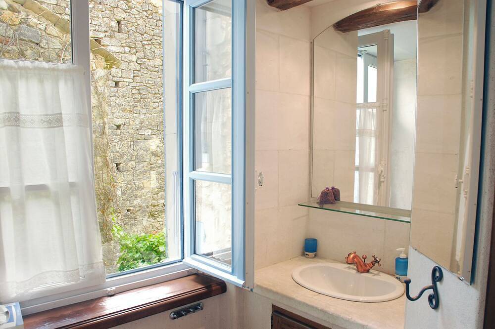 Ganze Wohnung, Helle Maisonettewohnung mit Terrasse und schöner Aussicht in Cornillon, Nimes und Umgebung