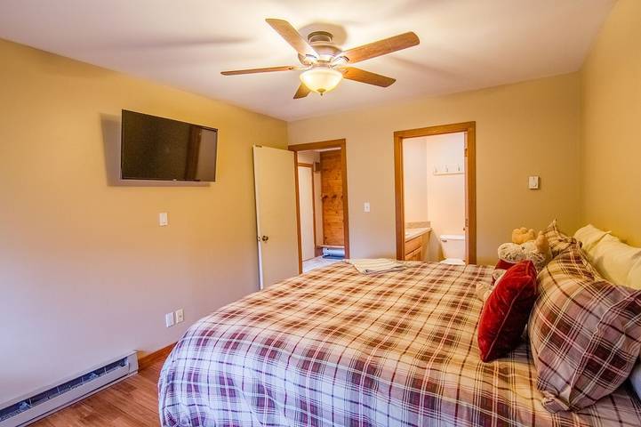Vacation rental for 6 people, with hot tub and balcony as well as pool and sauna in Killington