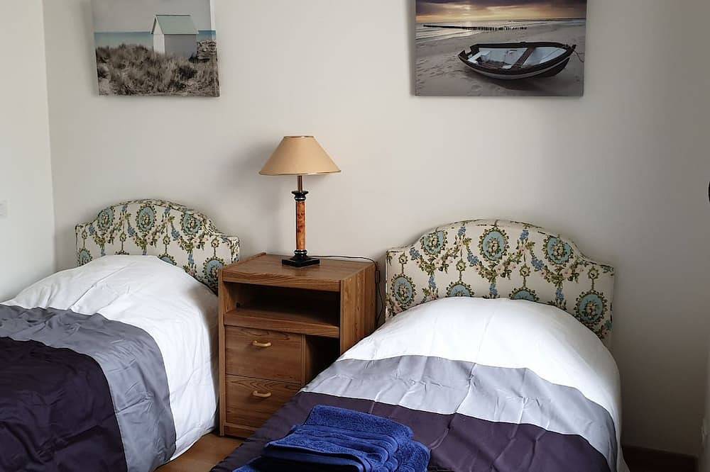 Recent Floor House With Closed Garden Near The Beach in Saint-Pol-de-Léon, Ceinture Dorée