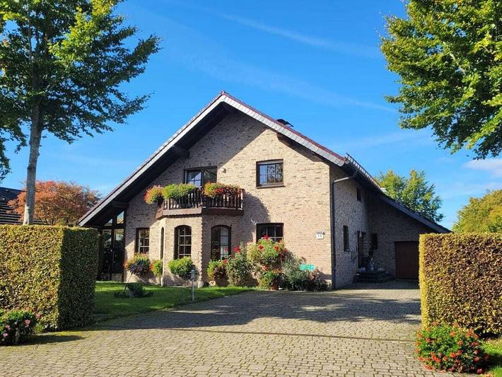 Ferienhaus für 4 Personen, mit Balkon und Terrasse sowie Garten und Pool in Simmerath