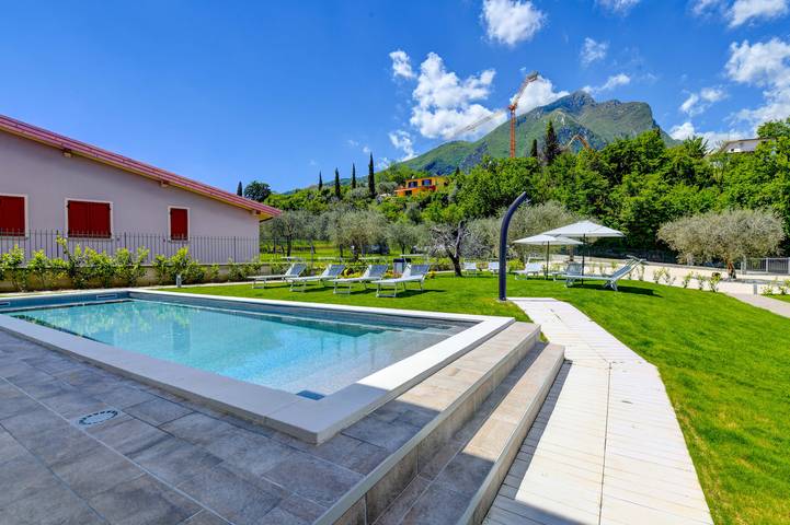 Villa für 6 Personen, mit Pool und Garten sowie Seeblick und Balkon am Gardasee - 2