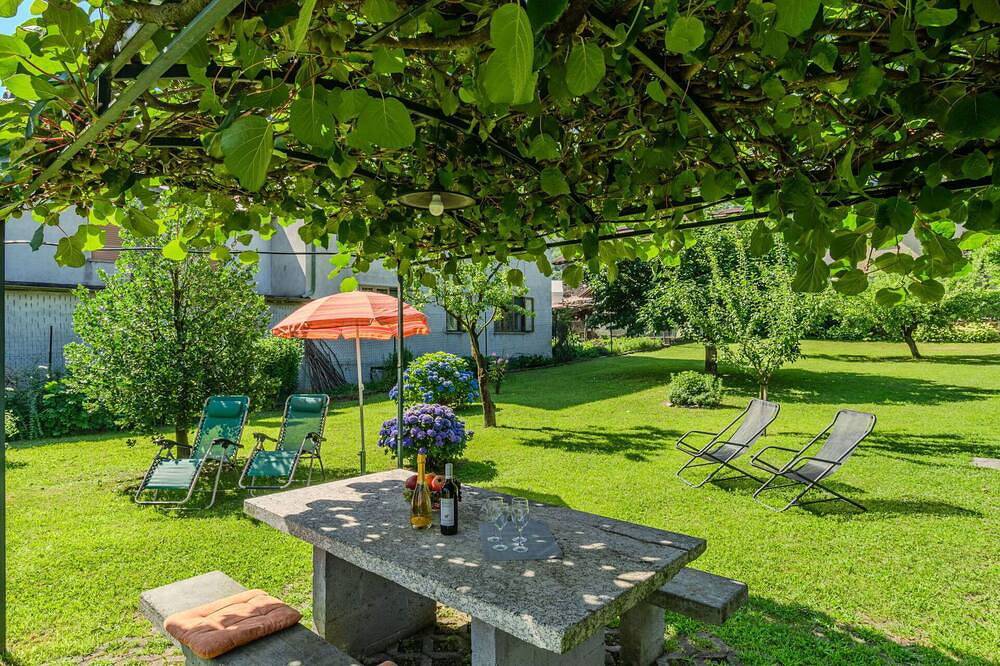 Beautiful private villa for 5 guests with WIFI, TV, patio and pets allowed in Piantedo (Village), Piantedo