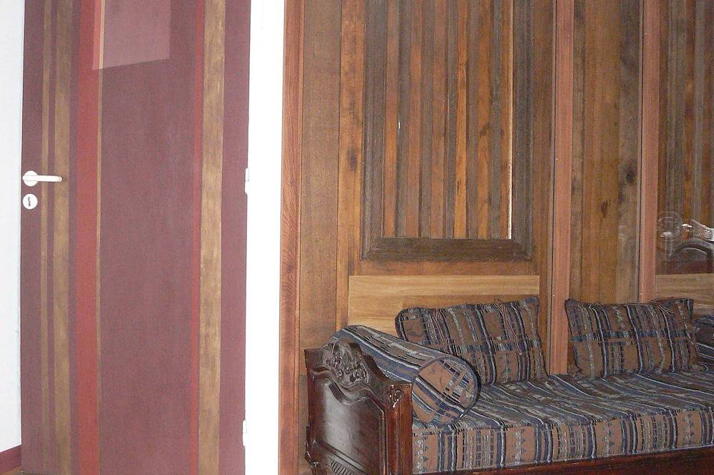 Le Petit Siam - Charming guest room with shared Sb - Center Clermont-Fd in Clermont-Ferrand, Volcans d'Auvergne Regional Nature Park