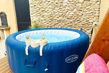 Gîte pour 2 personnes, avec jacuzzi et jardin à Noves