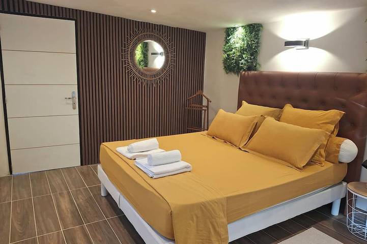 Ganze Wohnung, La Chambre Dérobée, une chambre cosi dans un petit mas sans vis à vis. in Vergèze, Mittelmeerküste (Frankreich)