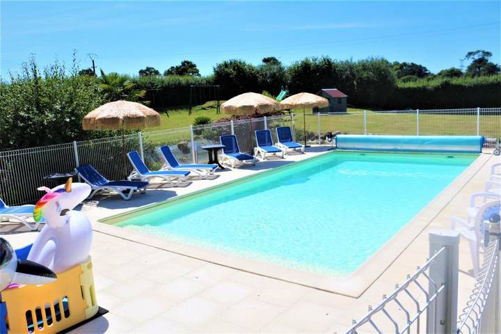 Location de vacances pour 6 personnes, avec piscine ainsi que jardin et terrasse à Néhou