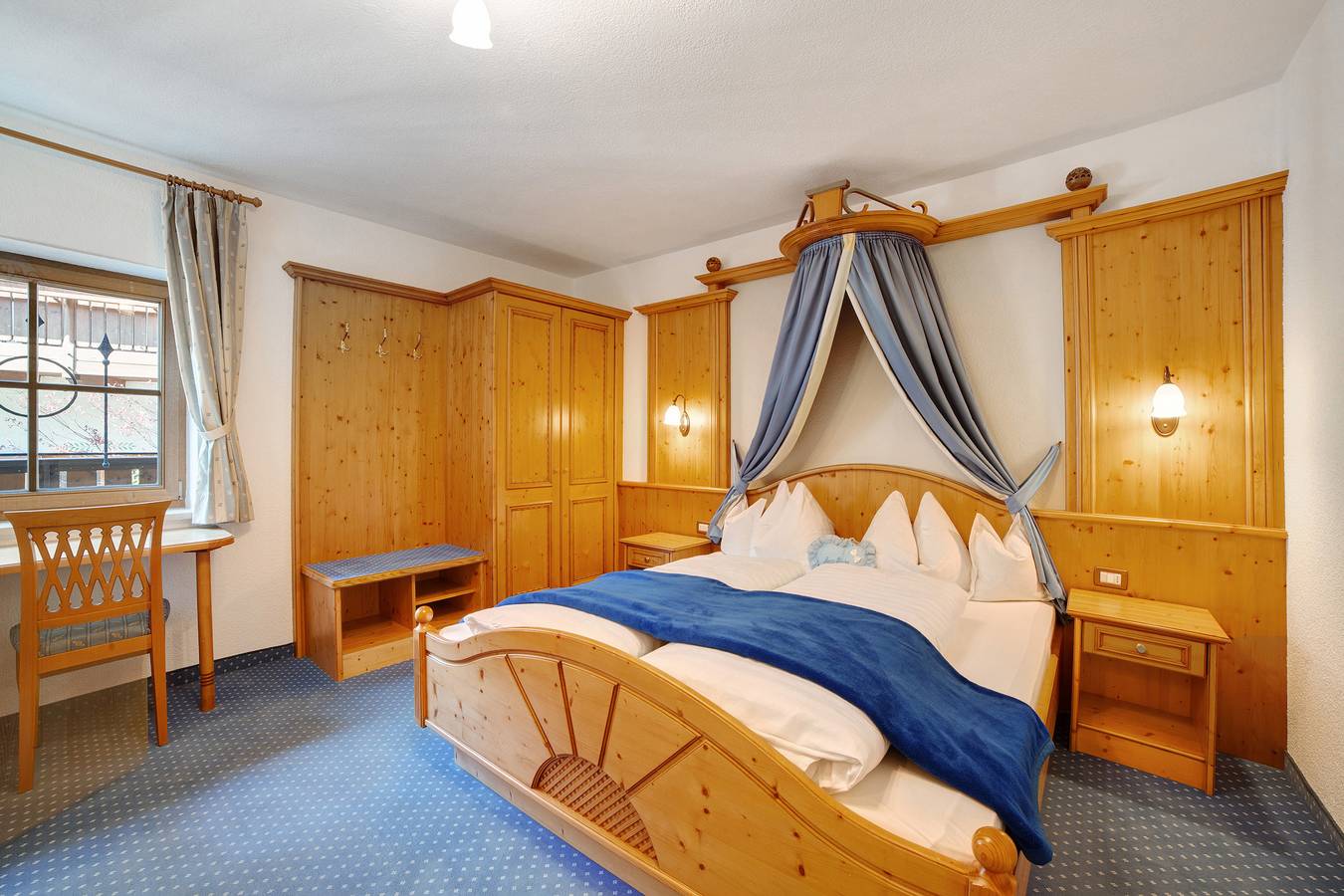 Entire apartment, Wiedmairhof Apartment 'Schwalbennest' with West-facing balcony, Shared Terrace & Garden and Wi-Fi in Oberplars, Algund