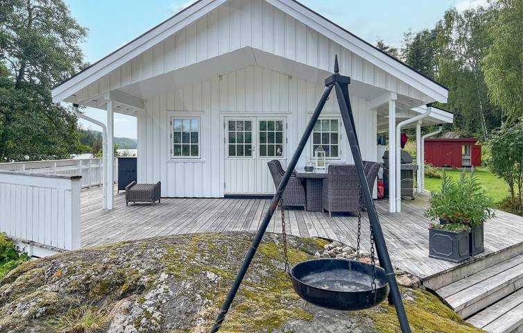 Feriehus for 4 personer, med hage og innsjøutsikt i tillegg til terrasse i Aust-Agder