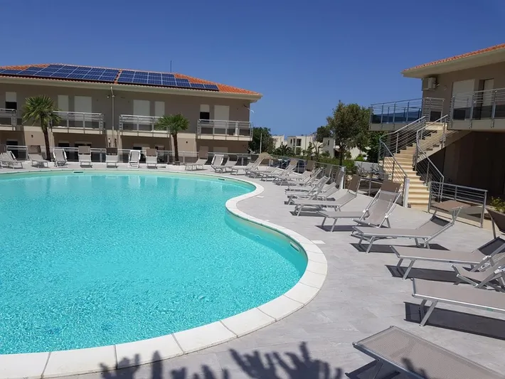 Apartamento de vacaciones para 4 personas, con jardín además de piscina y balcón - 1