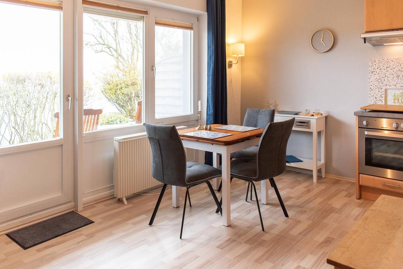 Ganze Wohnung, Niedliche Ferienwohnung Strandterrasse mit Terrasse und dem Meer vor der Tür in Scharbeutz, Ostholstein