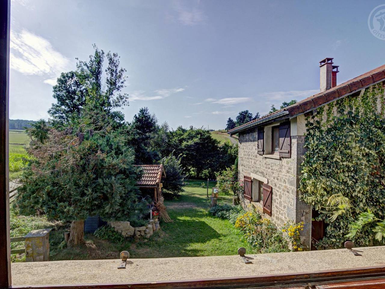 Gîte chaleureux avec cheminée, jardin et four à pain, idéal pour des vacances paisibles en nature in Marlhes, Parc Naturel Régional du Pilat