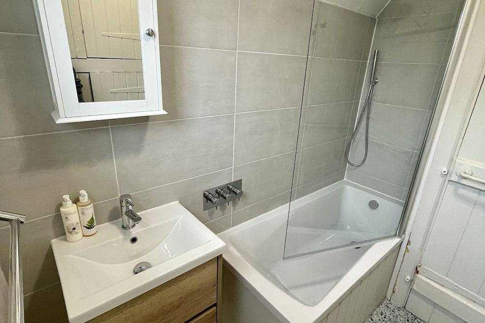 Cosy Coastal 2-Bedroom Cottage with Hot Tub & Log Burner in Mersea Island, Colchester